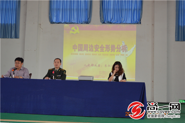 尚一网讯(记者 熊佳 通讯员张学英)4月15日,是《国家安全法》颁布实施后的第一个全民国家安全教育日,为了进一步提高全市人民群众国家安全意识,普及国家安全知识,当天,市人防办走进汉寿县詹乐平中学,开展了一场以《居安思危话国防》为主题的人防知识讲座,汉寿县詹乐平中学一千多师生参加人防知识讲座。 人防知识讲座现场。通讯员 张学英 摄 汉寿詹乐平中学1千多师生现场聆听人防知识讲座。通讯员 张学英 摄 讲座从周边环境、常德历史和目前国家形势,以鲜活的事例,深入浅出,分析了人民防空的目的、意义、