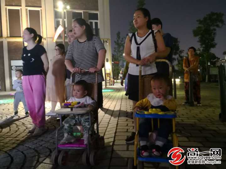街头艺人演唱视频现场 408d5cc9605e1e2acf7513.jpg