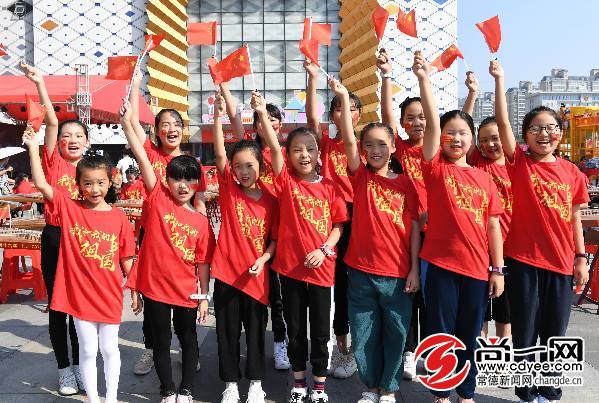 常德市民收看庆祝新中国成立70周年大会直播：祖国让我们自豪！